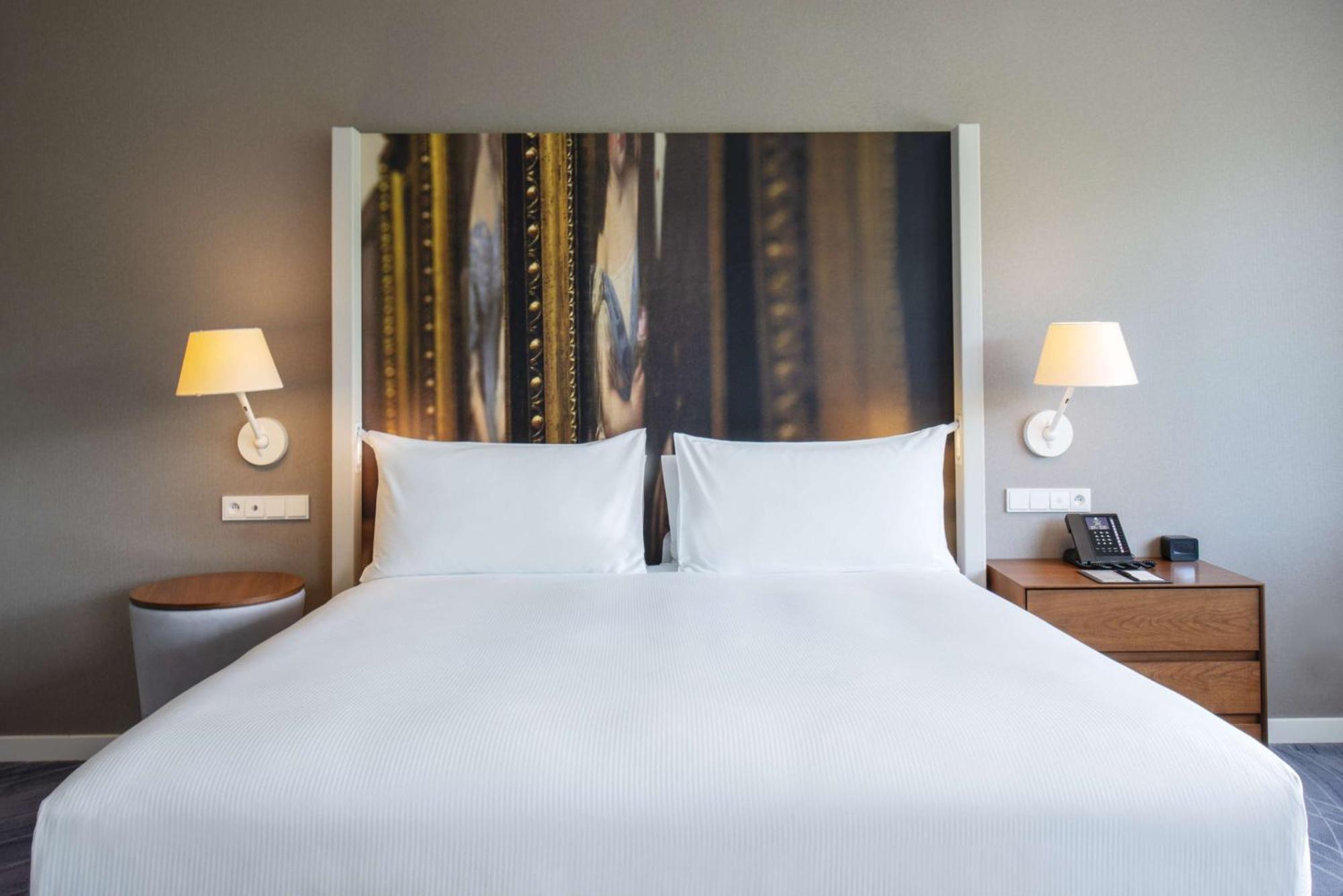 Doubletree By Hilton Wroclaw Hotel Luaran gambar A bedroom at the hotel